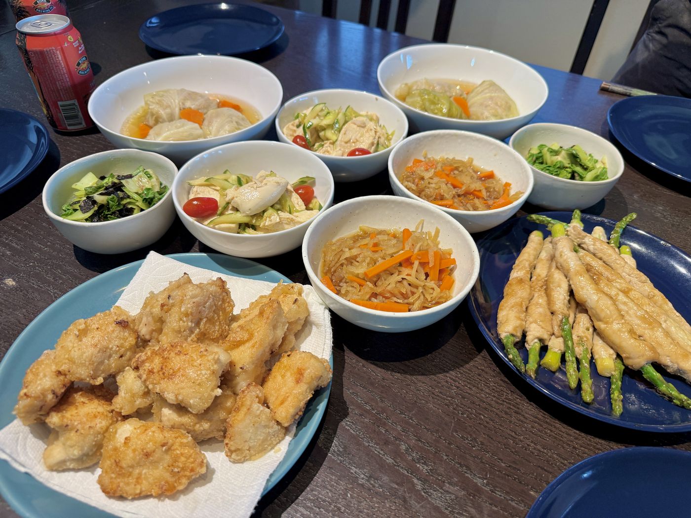 食卓いっぱいに並んだ日本の家庭料理