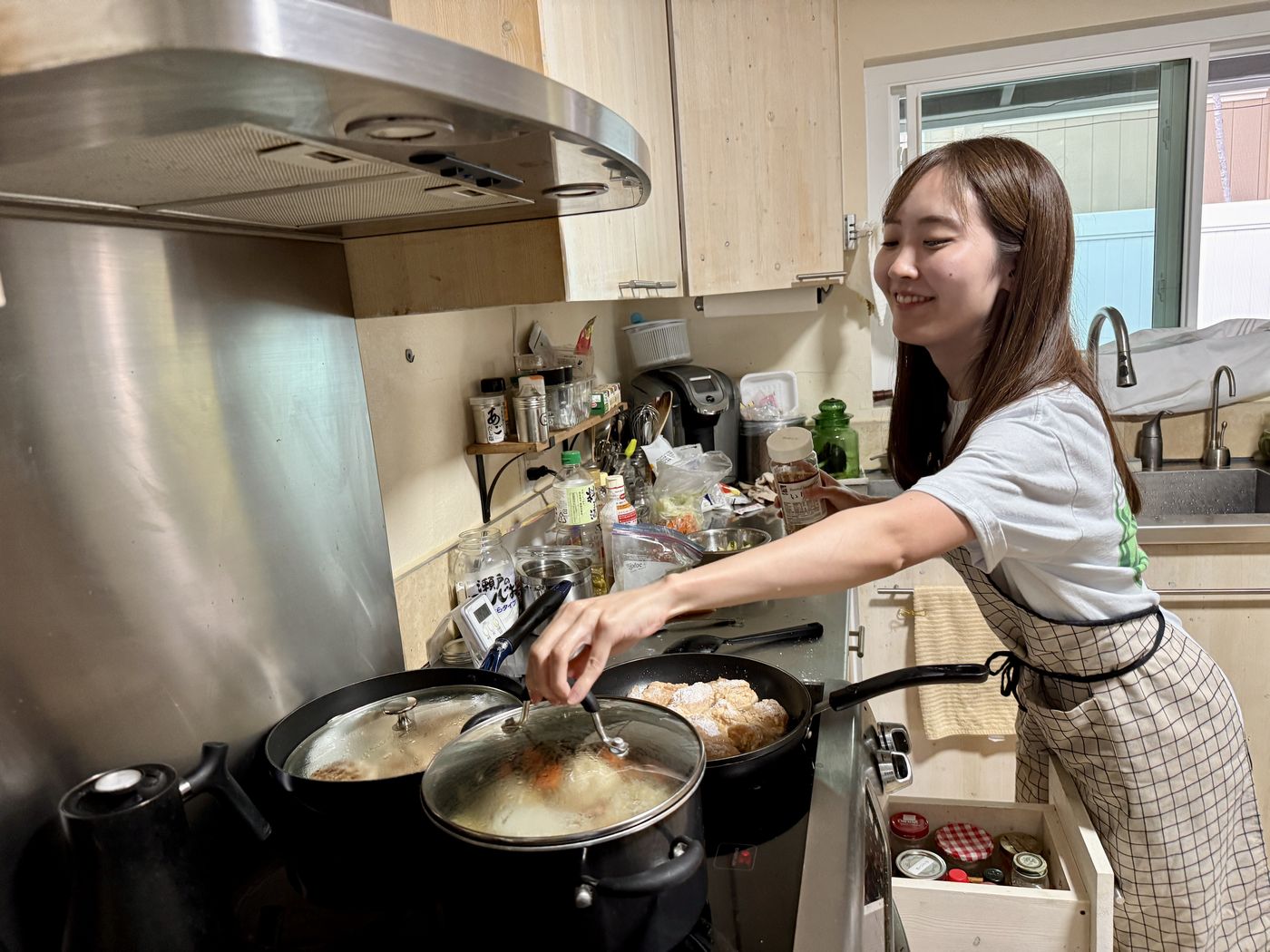 現地のご自宅の台所で調理する様子